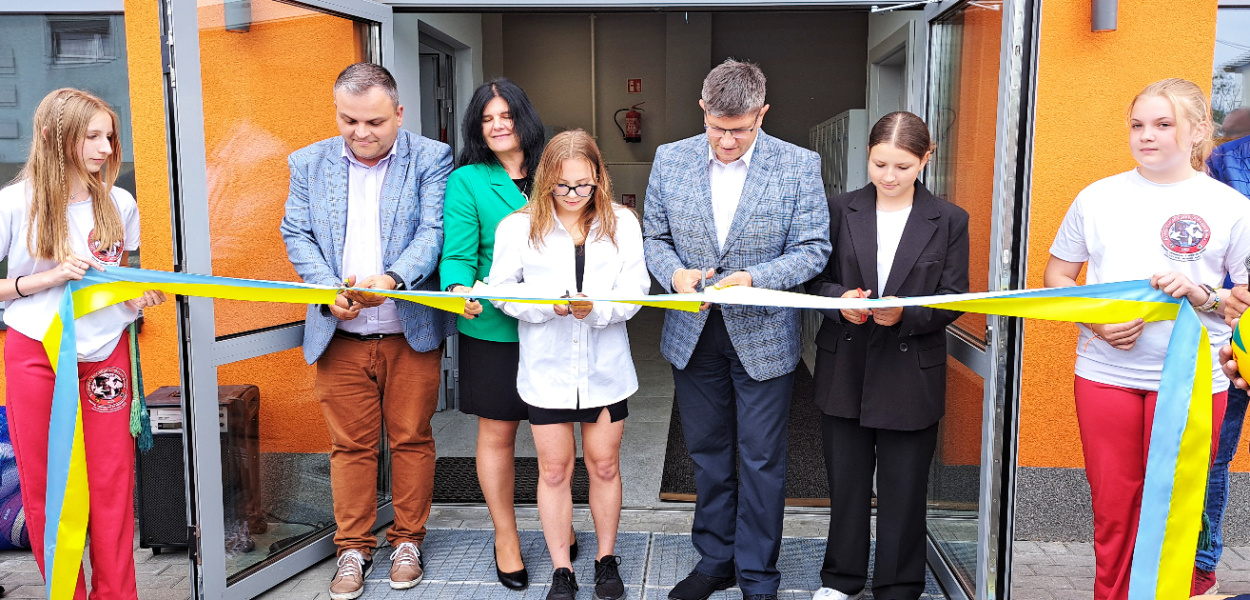  Symboliczna wstęga przecięta. Miejska hala sportowa na terenie PTC jest…