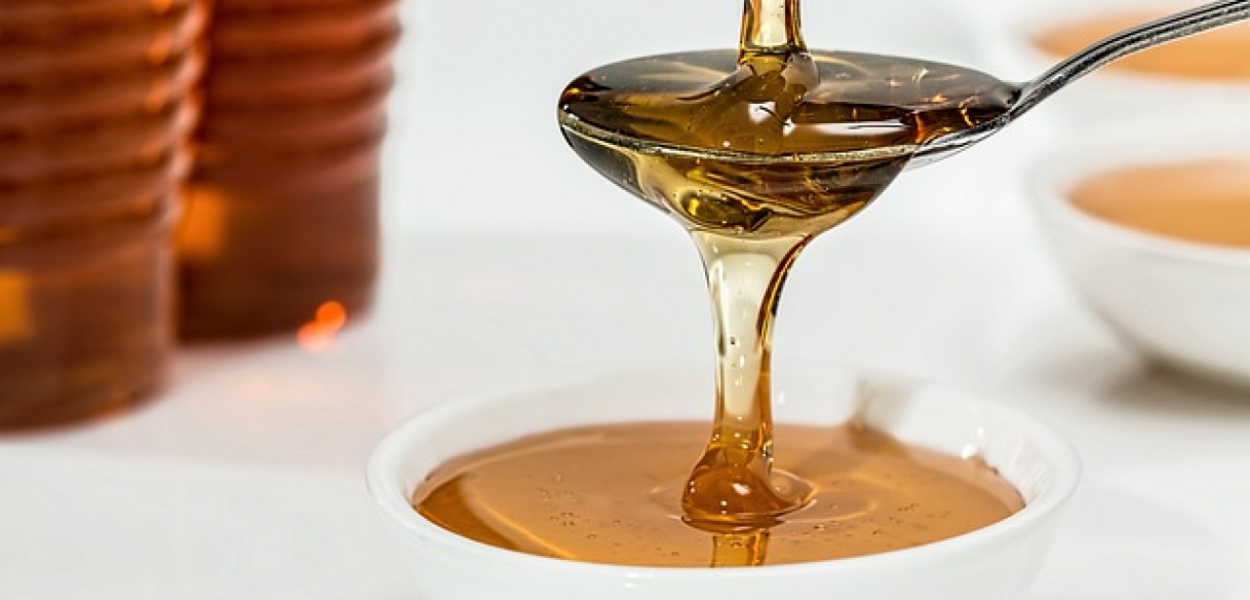 Miód z Polski - smak, właściwości i sposoby wykorzystania