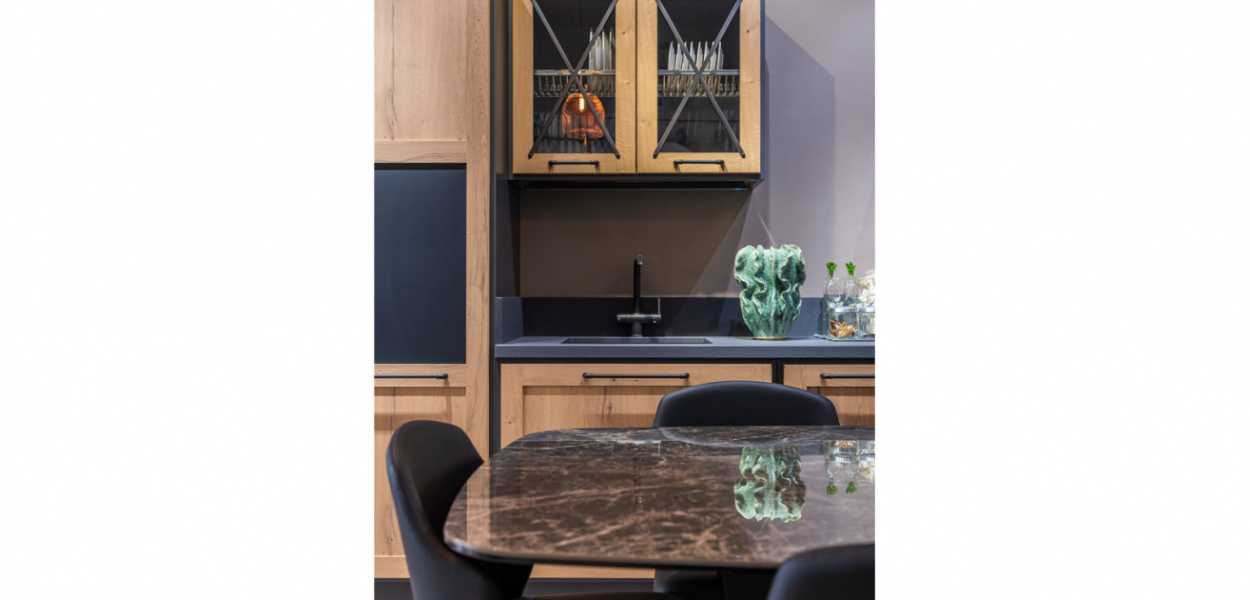  Vintage w nowoczesnym wnętrzu: jak łączyć stare krzesła z nowoczesną…