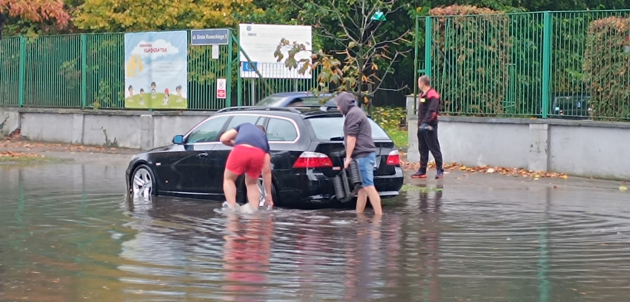  Jesień zaskoczyła drogowców? Zalane ulice po większym deszczu to już u…