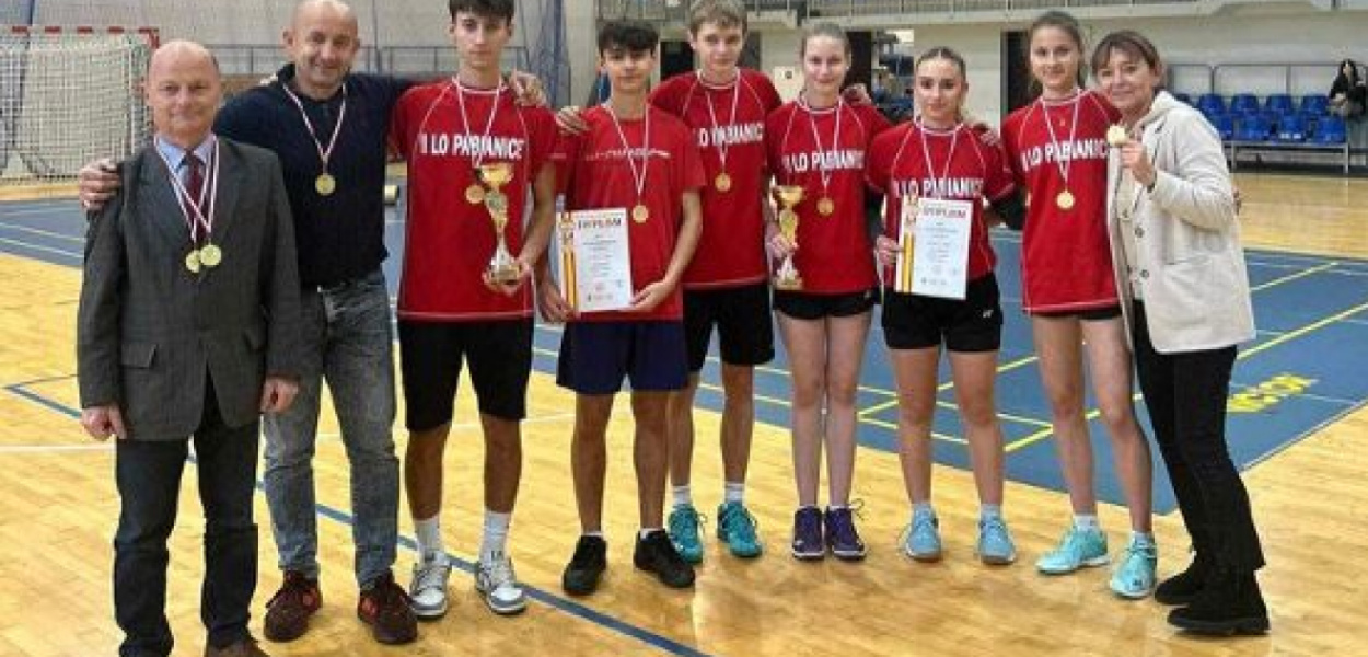  II LO bezkonkurencyjne pod siatką. Badmintoniści z Pabianic mistrzami…