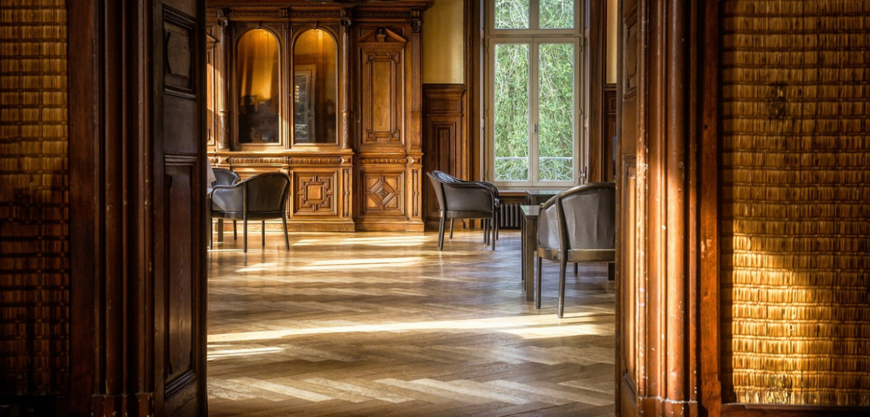 Jak usunąć wodę spod posadzki po zalaniu?