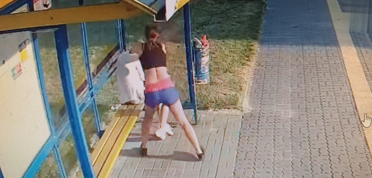  AKTUALIZACJA. Bandycki napad na przystanku autobusowym. Agresywna kobieta…
