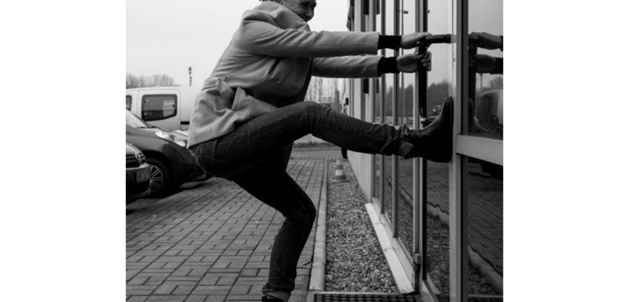  Skuteczne sposoby na otworzenie zatrzaśniętych drzwi - poznaj je…