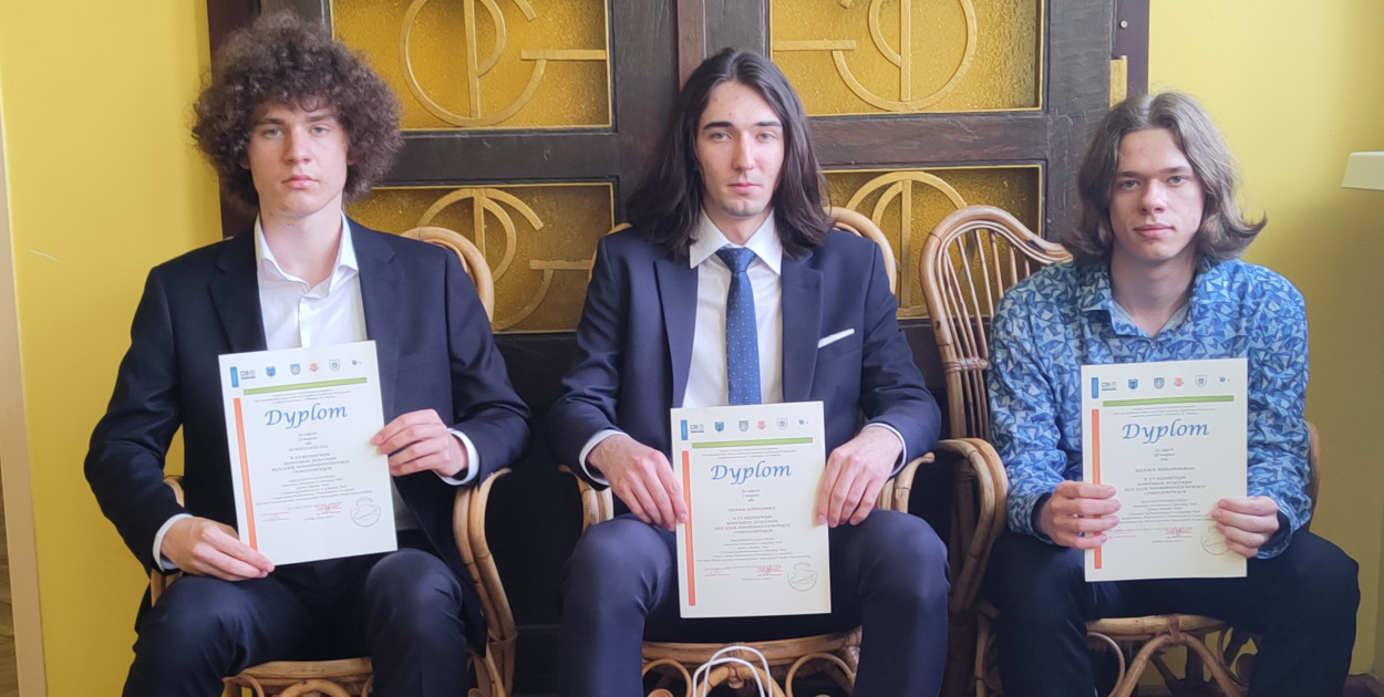 Całe podium dla I LO