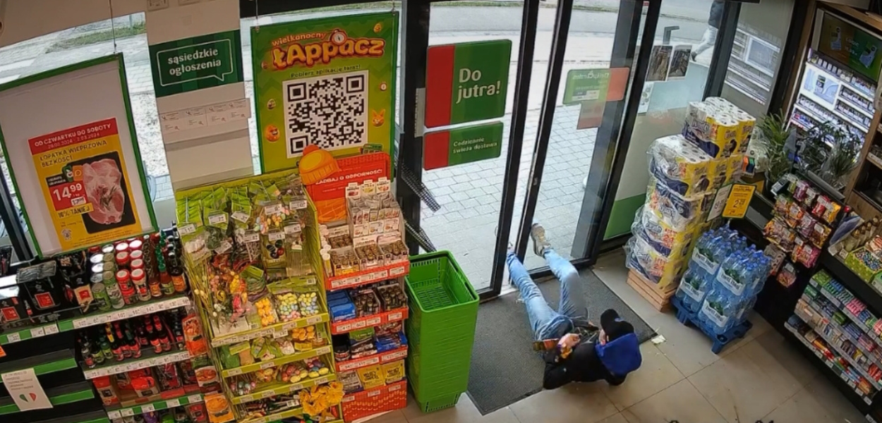 screen z nagrania monitoringu sklepowego