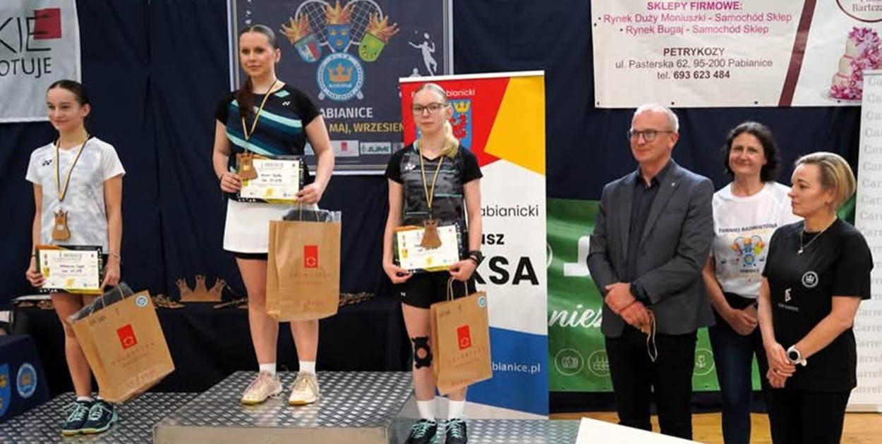 Anna Ciężka (Korona Pabianice, na najwyższym stopniu podium) wywalczyła w hali powiatowej dwa medale.