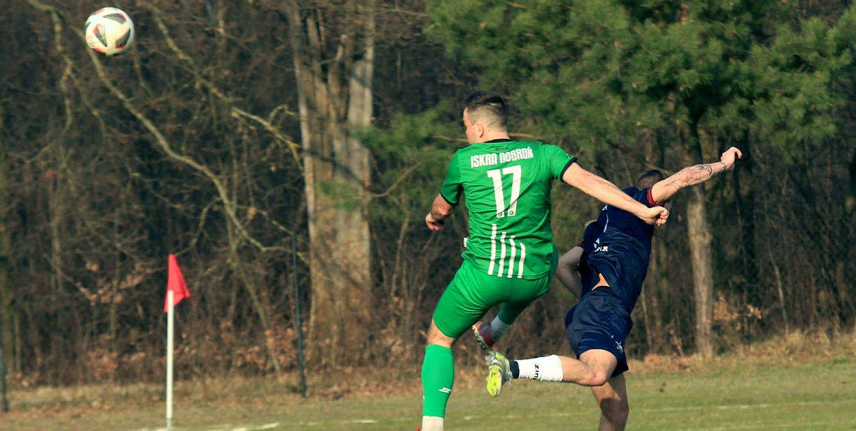 Piłkarze iskry Dobroń przegrali w Parzęczewie aż 0:12.