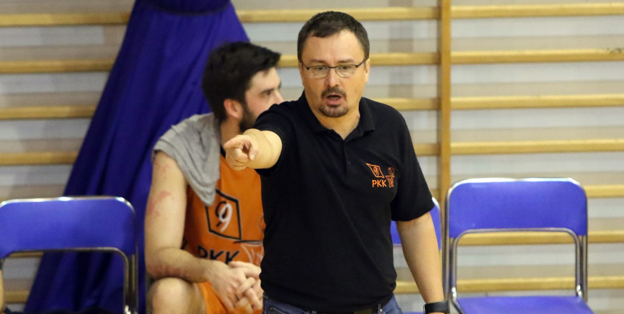 Trener Arkadiusz Gralewski pracował z pabianickimi koszykarzami od 2018 roku.