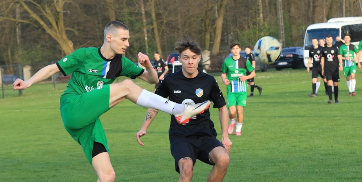 Jakub Pilarz (w zielonym stroju) strzelił jedną z bramek dla Iskry Dobroń. 