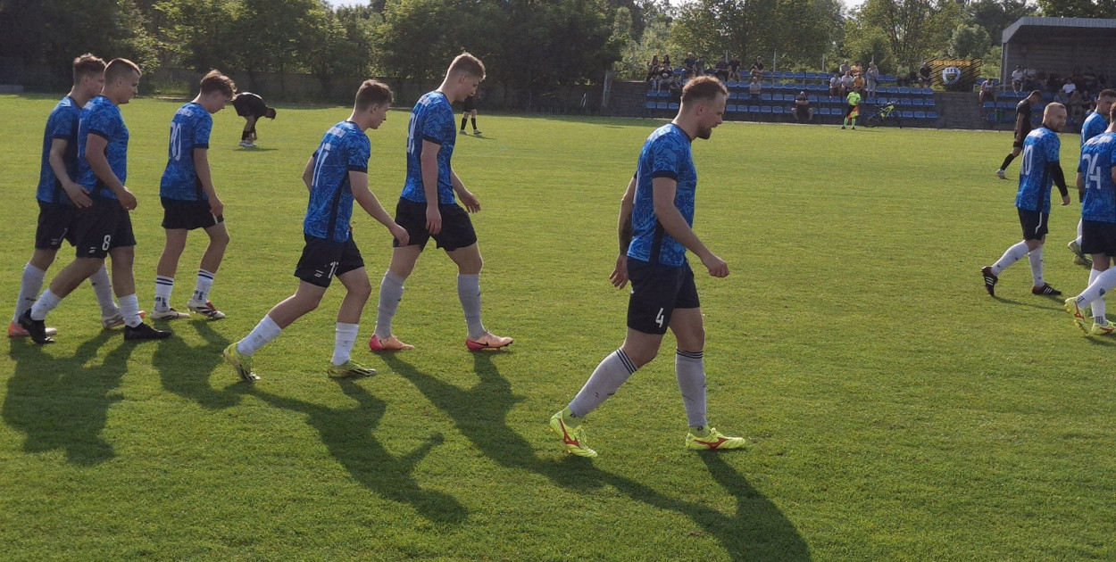 Piłkarze GKS Ksawerów uratowali remis w doliczonym czasie gry.