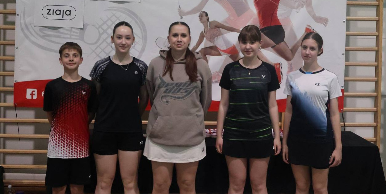 Ekipa badmintonistów Korony Pabianice podczas turnieju w Baranowie.