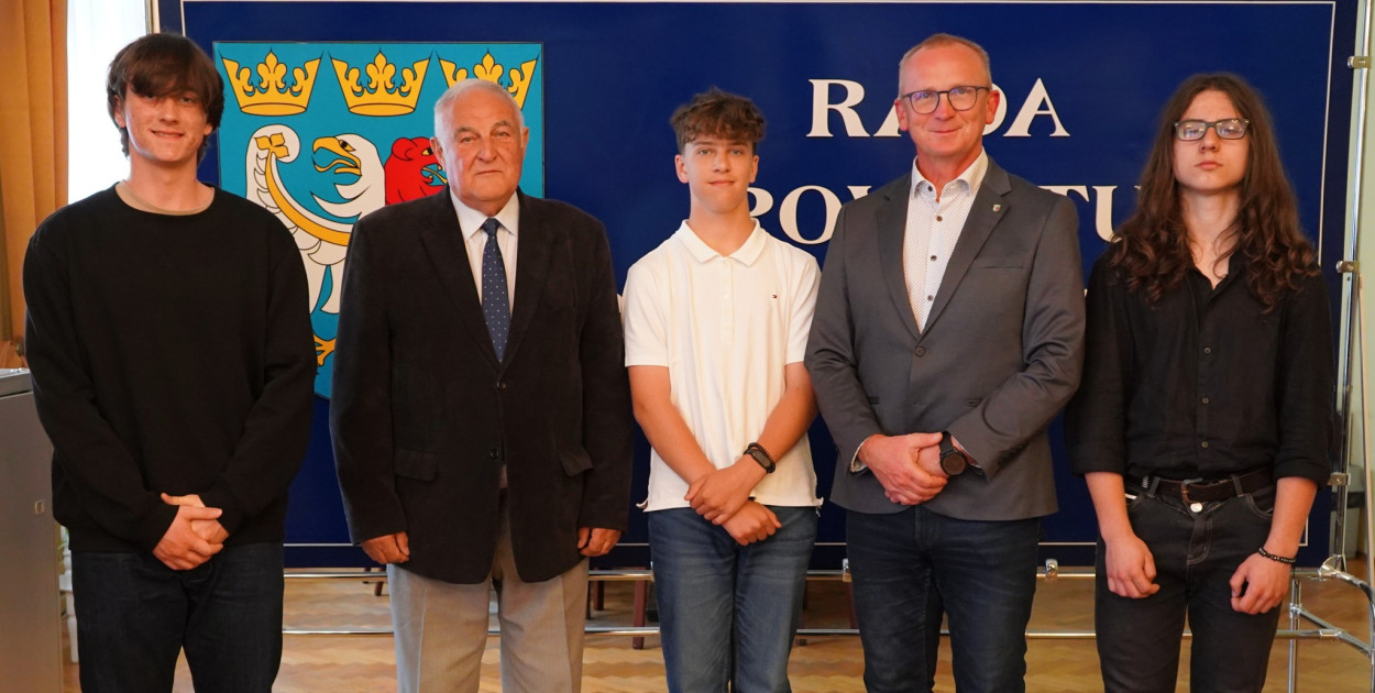 foto: Starostwo Powiatowe. Zwycięzcy konkursu wraz ze starostą Arkadiuszem Jaksą oraz  kapitanem Krzysztofem Grzegorkiem