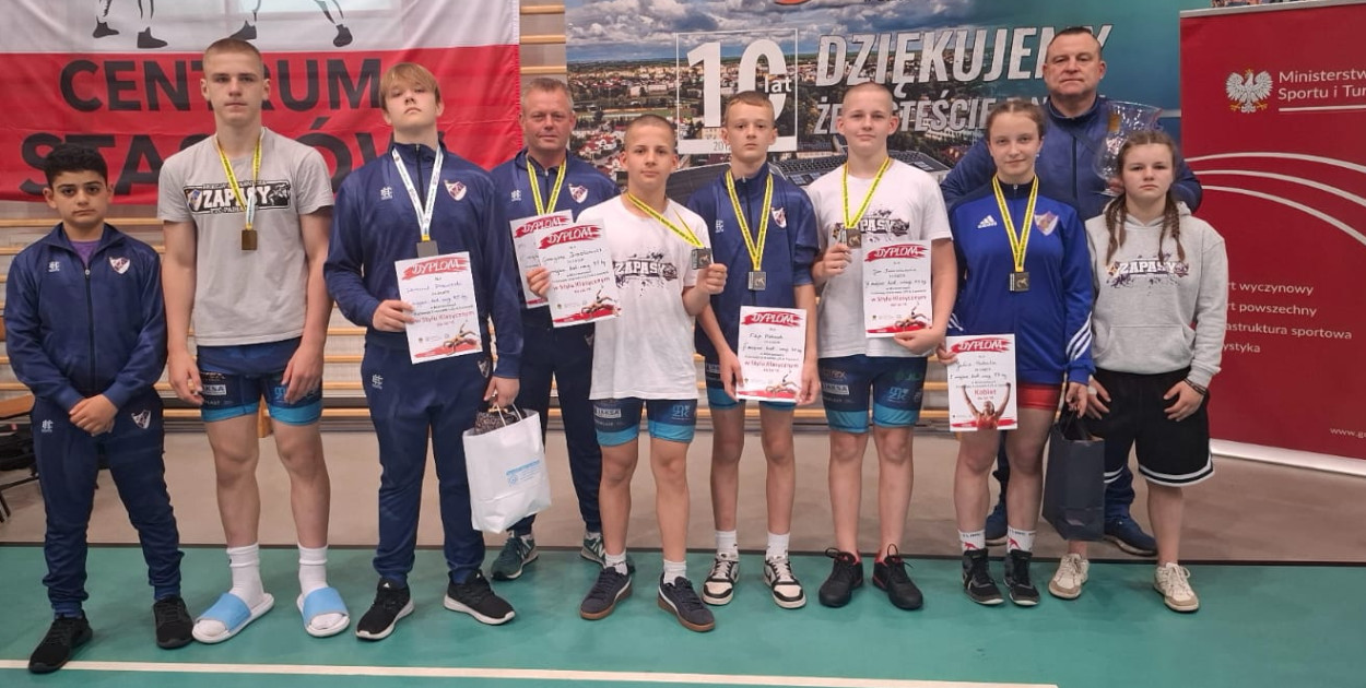 Drużyna zapaśników PTC Pabianice podczas mistrzostw Polski LZS w Staszowie
