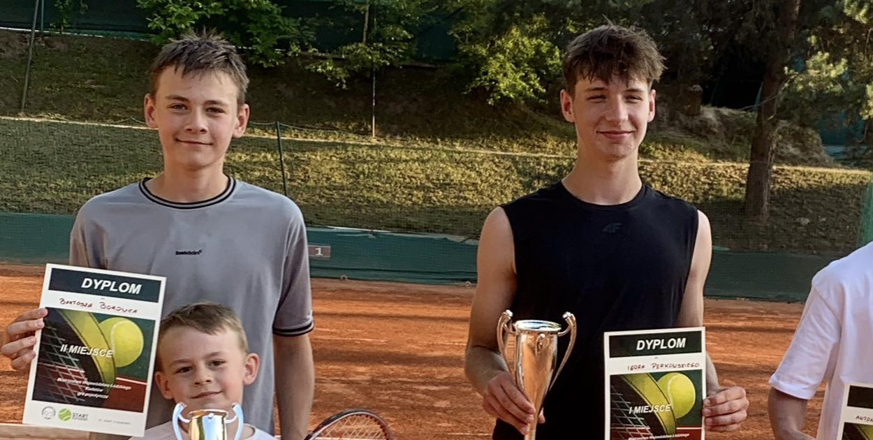 Bartosz Borowiec (PKT Pabianice, pierwszy z lewej) jest wicemistrzem województwa łódzkiego w tenisie do lat 16.