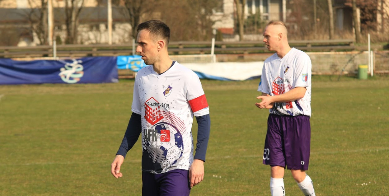Marcin Kabziński (na dalszym planie) strzelił gola dla PTC Pabianice.