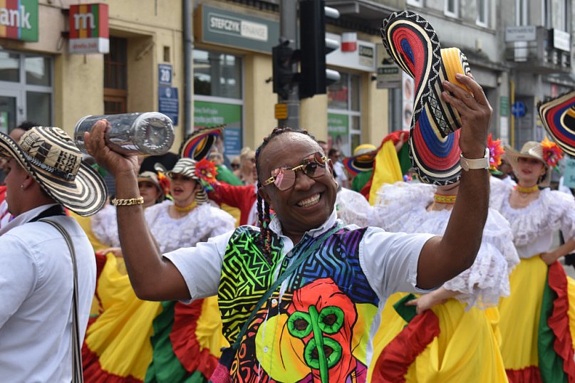 Roztańczona parada przeszła przez miasto [FOTO]