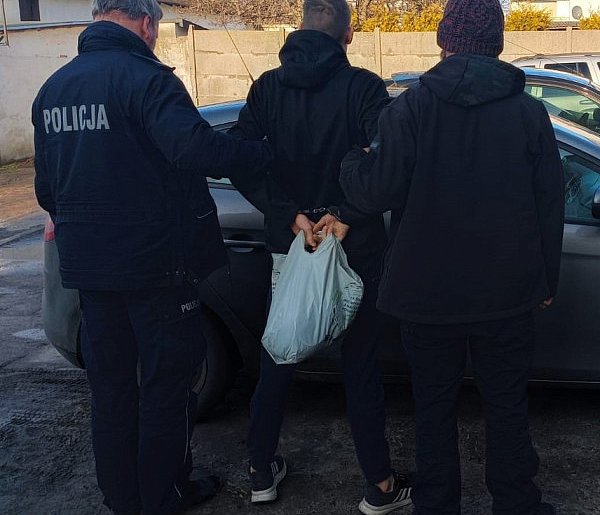 Ukrywał się przed policją w mieszkaniu partnerki... w szafce-60653