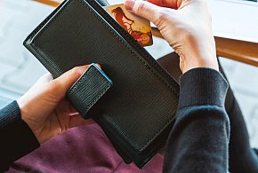 Emeryci coraz częściej rezygnują z gotówki. Wiemy, dlaczego-62779