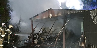 Z dymem poszedł samochód i budynki gospodarcze. Pożar gasiło 32 strażaków-62790