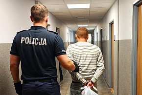 Zwinął utarg i schował w bieliźnie. Ujęli go klienci sklepu-63254