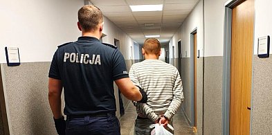 Zwinął utarg i schował w bieliźnie. Ujęli go klienci sklepu-63254