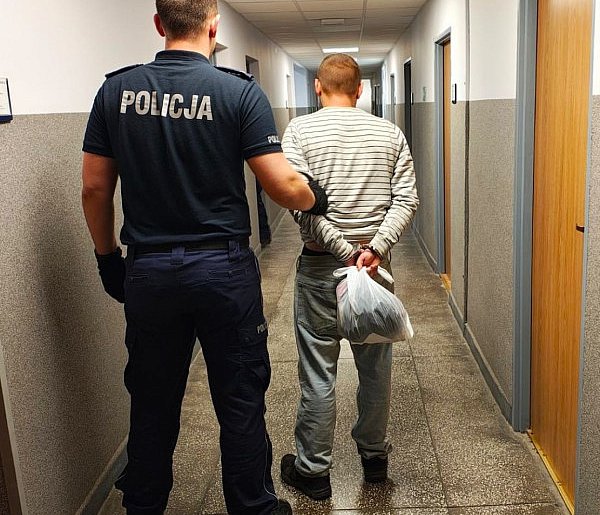 Zwinął utarg i schował w bieliźnie. Ujęli go klienci sklepu-63254