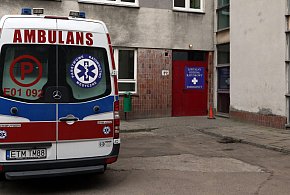 Przepił pieniądze i nie miał na taksówkę. Zadzwonił po... karetkę-63381