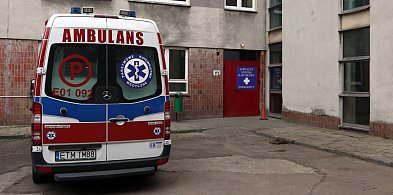 Przepił pieniądze i nie miał na taksówkę. Zadzwonił po... karetkę-63381