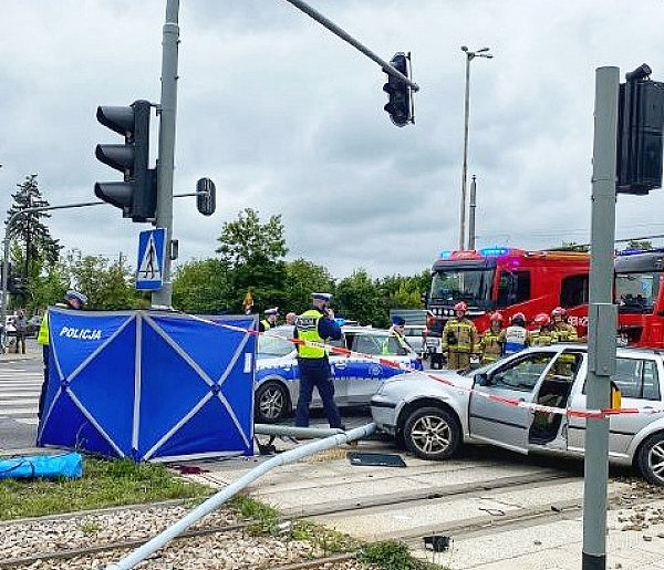 Tragedia na ul. Łaskiej: sygnalizator spadł na pieszego-63527