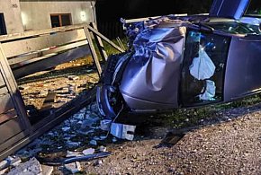 Audi uderzyło w płot. Kierowca zbiegł-63554