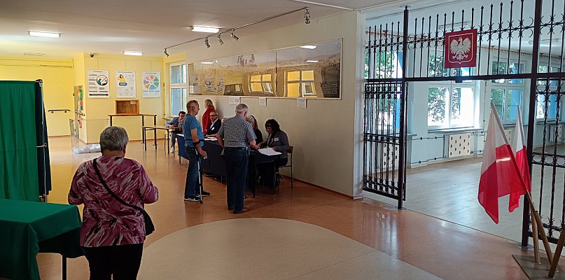 II tura wyborów. Frekwencja 58,17 proc. - 63564