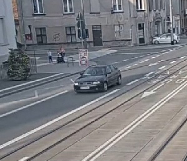Nie wcelował w zakręt i uderzył w kamienicę [FILM]-63585