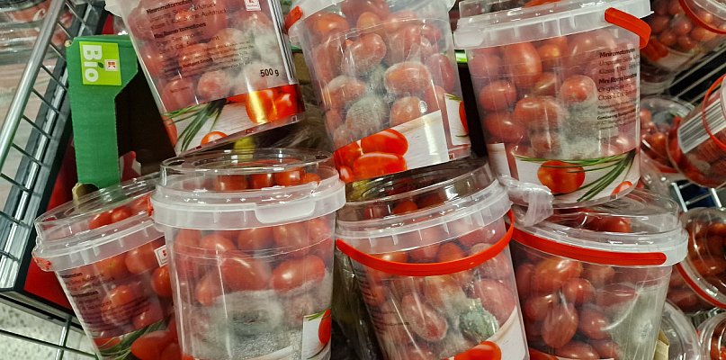 Ponad 400 przeterminowanych produktów w pabianickim markecie - 63698