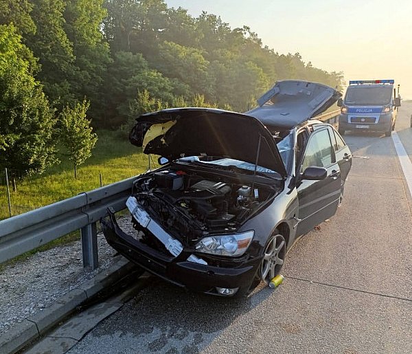 Zasnął za kierownicą. Poważny wypadek na S8-63874