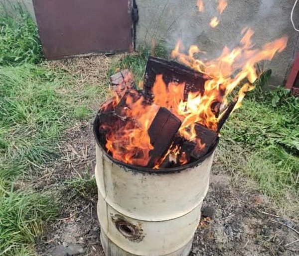 Palił odpady w beczce. Dostał mandat  500 zł-63879
