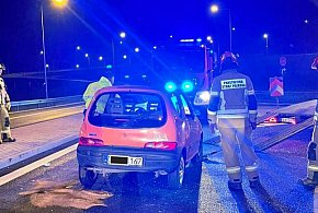 Fiat Seicento dachował przy wjeździe na trasę S14 – jedna osoba ranna-63919
