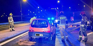 Fiat Seicento dachował przy wjeździe na trasę S14 – jedna osoba ranna-63919