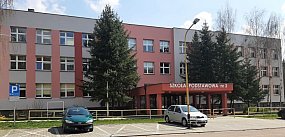 Dzikie imprezy pod daszkiem szkoły