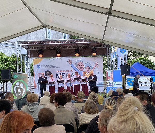 Seniorzy rządą w Pabianicach-64190