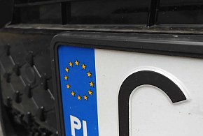 Rejestracja auta przez internet i koniec z przynoszeniem tablic. Rząd przyjął...-64309