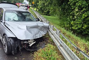 Urwane koło BMW uderzyło w Mercedesa. Jedna osoba w szpitalu -64418