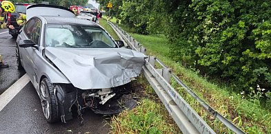 Urwane koło BMW uderzyło w Mercedesa. Jedna osoba w szpitalu -64418