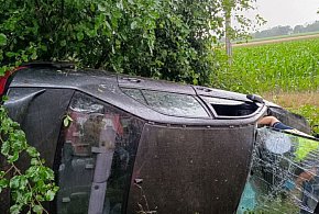 Kierowca miał prawie 2 promile alkoholu w organizmie. Auto dachowało -64464
