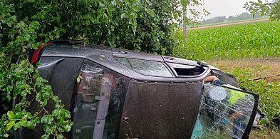 Kierowca miał prawie 2 promile alkoholu w organizmie. Auto dachowało -64464