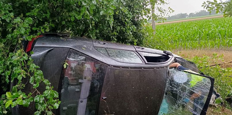 Kierowca miał prawie 2 promile alkoholu w organizmie. Auto dachowało  - 64464