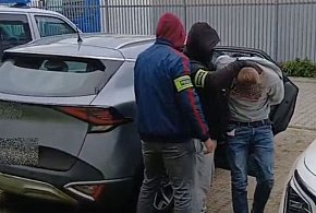 Był ścigany 3 listami gończymi. Ucieczka zakończyła się dachowaniem -64483