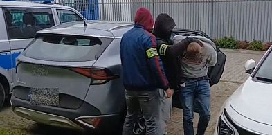 Był ścigany 3 listami gończymi. Ucieczka zakończyła się dachowaniem -64483