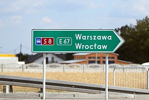 Wypadek na trasie S8. Zderzenie dwóch aut, jeden kierowca w szpitalu-65295