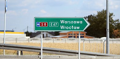 Wypadek na trasie S8. Zderzenie dwóch aut, jeden kierowca w szpitalu-65295